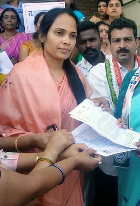 22 दिन के बच्चे को लेकर ड्यूटी पर पहुंची IAS अफसर, हो रही तारीफ