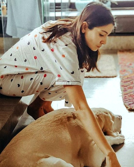 अनुष्का के नाइट सूट को करीना ने किया कॉपी? जानें कितनी है इसकी कीमत