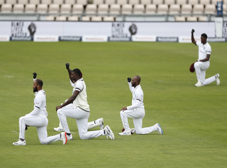 नस्लवाद के विरोध में घुटने के बल बैठे इंग्लैंड-विंडीज के खिलाड़ी, देखें VIDEO