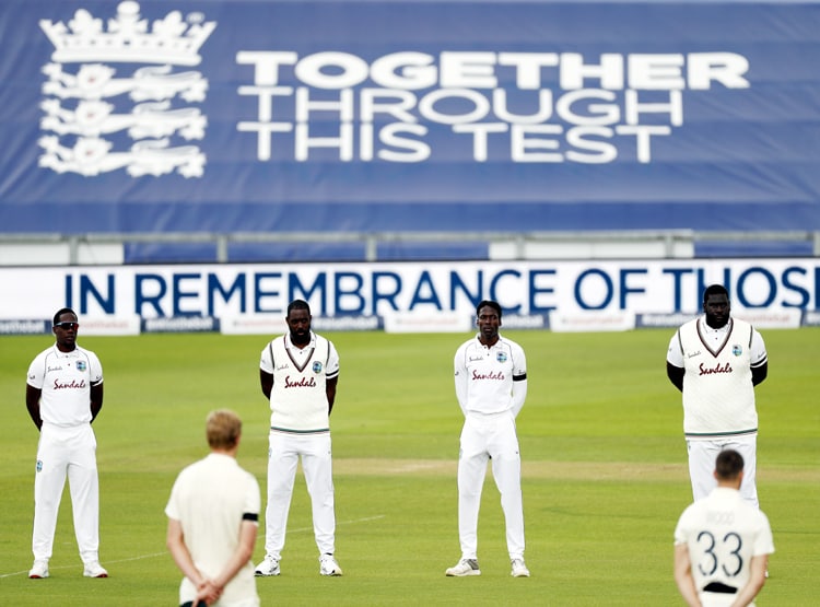 नस्लवाद के विरोध में घुटने के बल बैठे इंग्लैंड-विंडीज के खिलाड़ी, देखें VIDEO