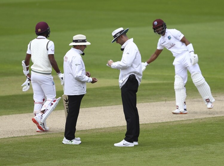 खिलाड़ी ने गेंद पर लगाई लार, अंपायरों को करना पड़ा सैनिटाइज