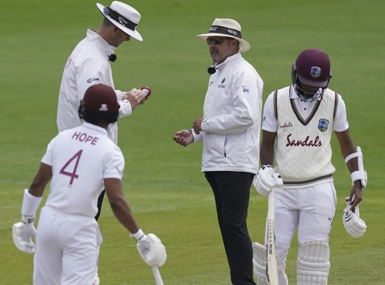 खिलाड़ी ने गेंद पर लगाई लार, अंपायरों को करना पड़ा सैनिटाइज