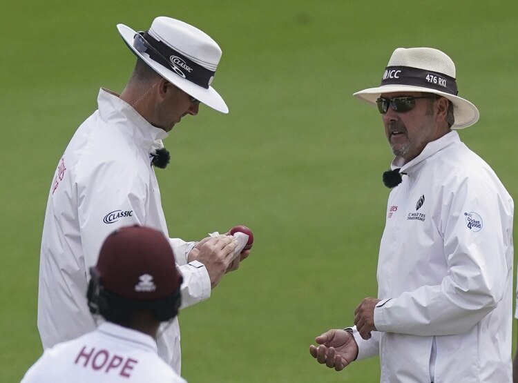 खिलाड़ी ने गेंद पर लगाई लार, अंपायरों को करना पड़ा सैनिटाइज