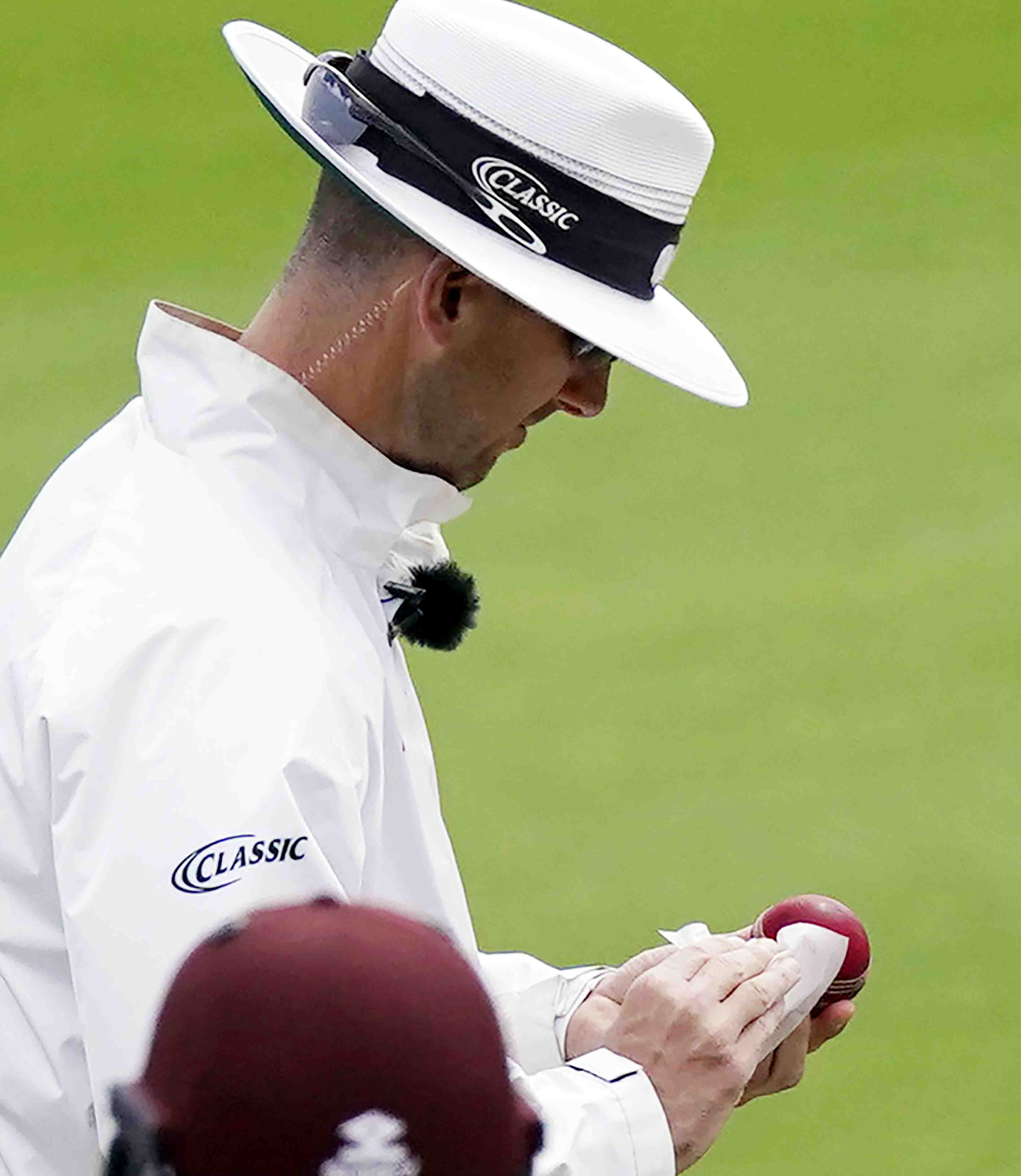 खिलाड़ी ने गेंद पर लगाई लार, अंपायरों को करना पड़ा सैनिटाइज