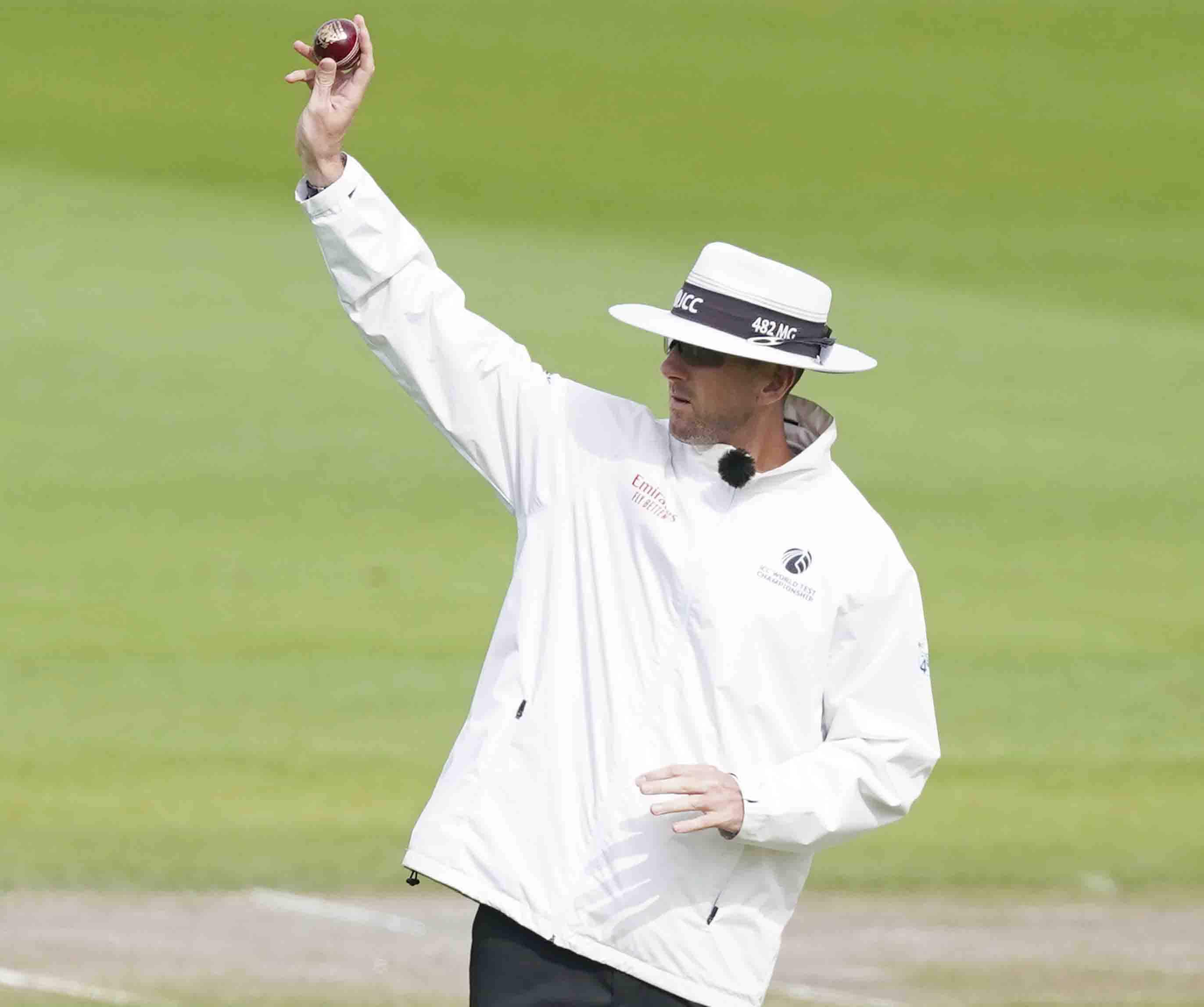 खिलाड़ी ने गेंद पर लगाई लार, अंपायरों को करना पड़ा सैनिटाइज