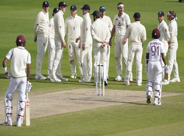 खिलाड़ी ने गेंद पर लगाई लार, अंपायरों को करना पड़ा सैनिटाइज