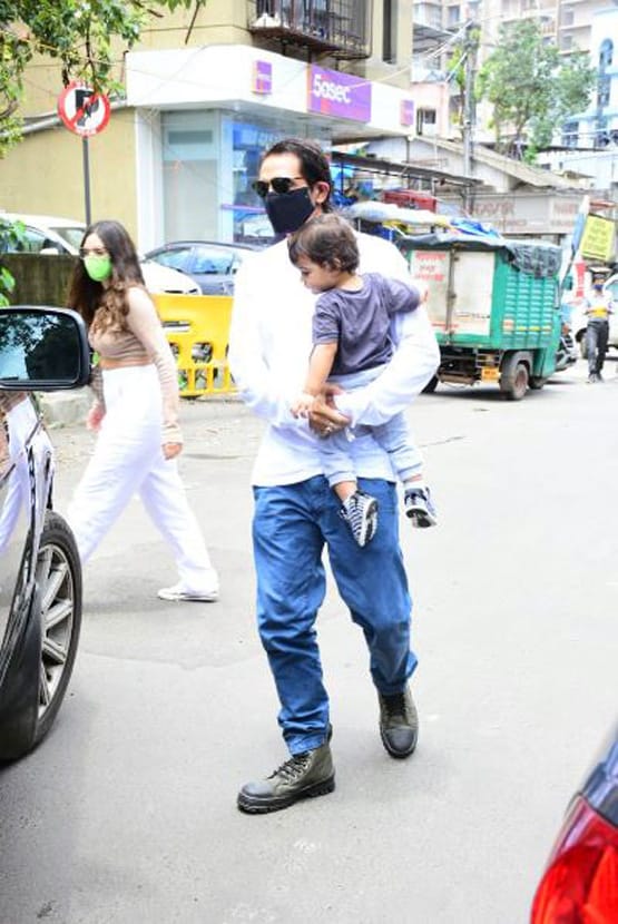 बेटे संग शूट पर निकले अर्जुन रामपाल, बिना मास्क के नजर आए नन्हे अरीक