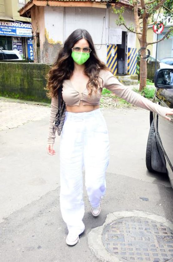 बेटे संग शूट पर निकले अर्जुन रामपाल, बिना मास्क के नजर आए नन्हे अरीक