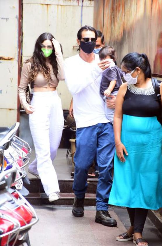 बेटे संग शूट पर निकले अर्जुन रामपाल, बिना मास्क के नजर आए नन्हे अरीक