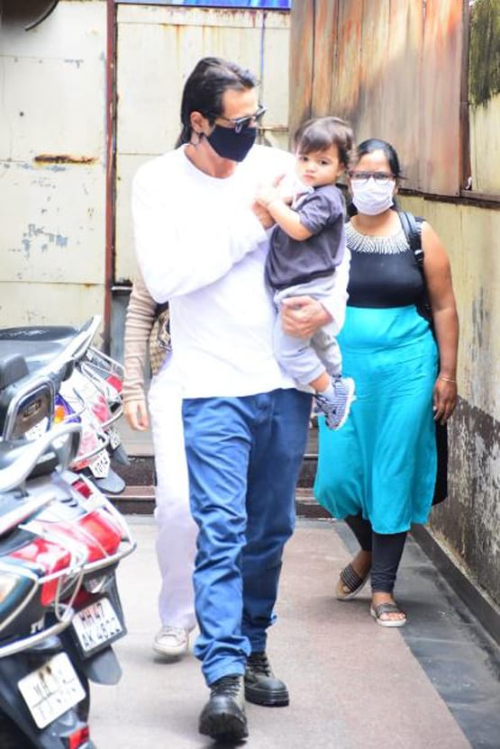 बेटे संग शूट पर निकले अर्जुन रामपाल, बिना मास्क के नजर आए नन्हे अरीक