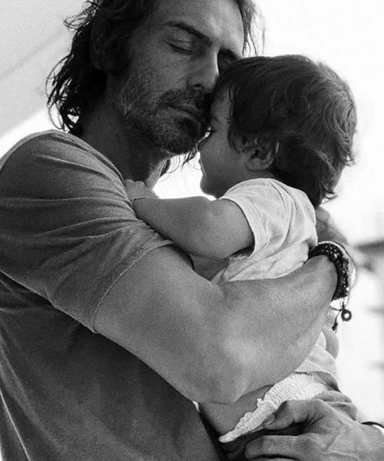 बेटे संग शूट पर निकले अर्जुन रामपाल, बिना मास्क के नजर आए नन्हे अरीक