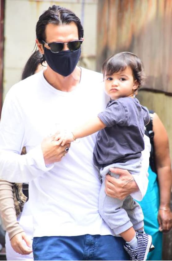 बेटे संग शूट पर निकले अर्जुन रामपाल, बिना मास्क के नजर आए नन्हे अरीक