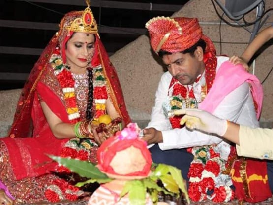 कोरोना से नहीं डरी मोहब्बतें, लॉकडाउन में इन सेलेब्स ने लिए 7 फेरे