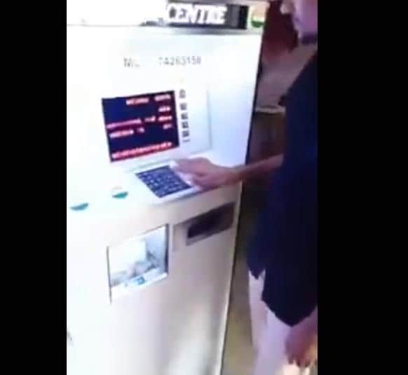 ATM से निकल रहे हैं गोल-गप्पे, पैसे डालो- चंद सेकेंड में उठाकर खाओ!