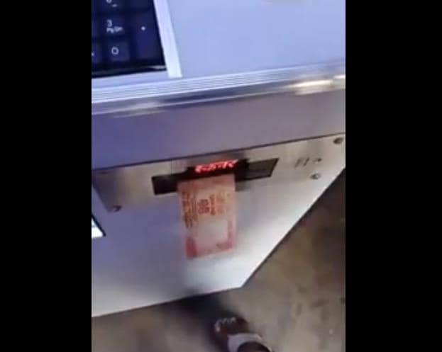 ATM से निकल रहे हैं गोल-गप्पे, पैसे डालो- चंद सेकेंड में उठाकर खाओ!