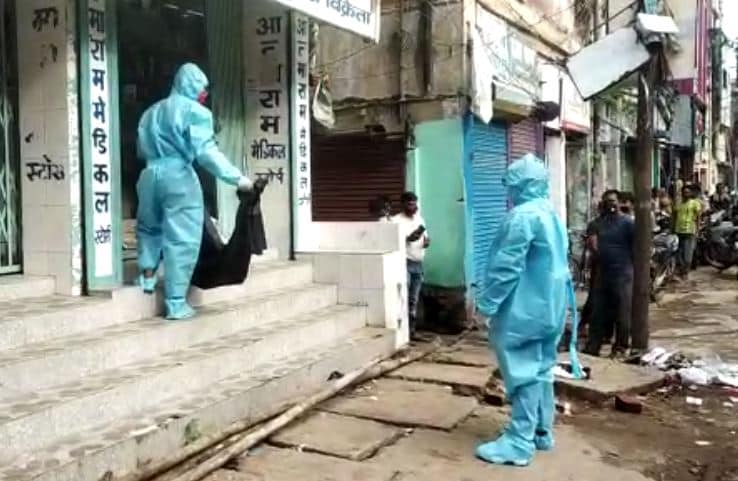 कोरोना की दर्दनाक तस्वीर, चौखट पर मर गया दवा लेने आया मरीज!