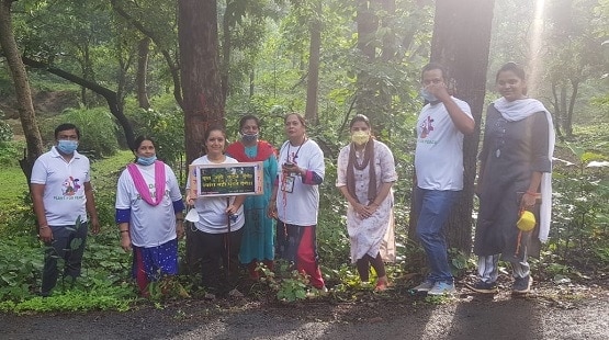 MP: 700 पेड़ों को बचाने के लिए 'चिपके' लोग, बांसुरी बजाकर बांध रहे राखी