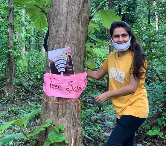 MP: 700 पेड़ों को बचाने के लिए 'चिपके' लोग, बांसुरी बजाकर बांध रहे राखी