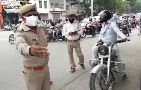 अब तक 500: क्यों यूपी के इस जिले में बुलेट चलाने वालों के चालान काट रही पुलिस