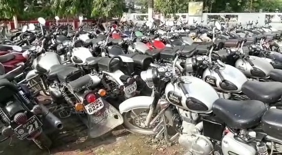 अब तक 500: क्यों यूपी के इस जिले में बुलेट चलाने वालों के चालान काट रही पुलिस