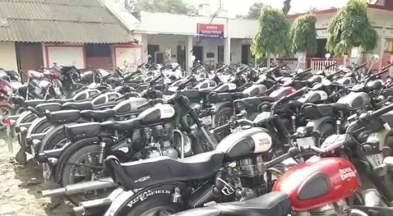 अब तक 500: क्यों यूपी के इस जिले में बुलेट चलाने वालों के चालान काट रही पुलिस