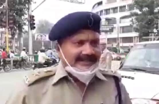 अब तक 500: क्यों यूपी के इस जिले में बुलेट चलाने वालों के चालान काट रही पुलिस