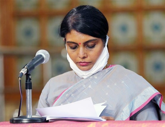 22 दिन के बच्चे को लेकर ड्यूटी पर पहुंची IAS अफसर, हो रही तारीफ