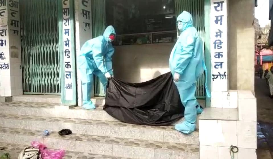 कोरोना की दर्दनाक तस्वीर, चौखट पर मर गया दवा लेने आया मरीज!