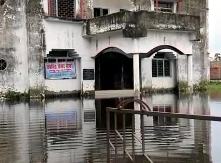 कहीं हाफ पैंट पहने तो कहीं ठेले पर डॉक्टर, बिहार में ऐसे पहुंच रहे कोविड सेंटर