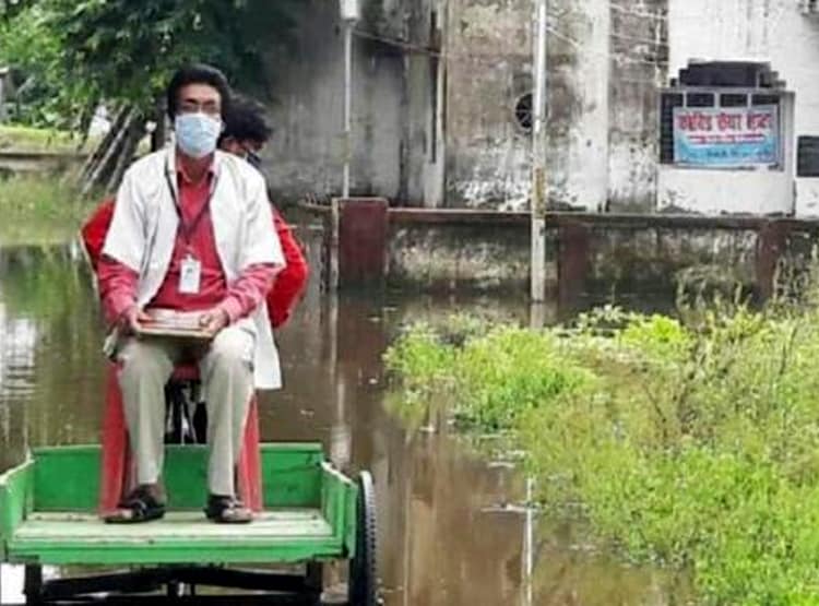कहीं हाफ पैंट पहने तो कहीं ठेले पर डॉक्टर, बिहार में ऐसे पहुंच रहे कोविड सेंटर