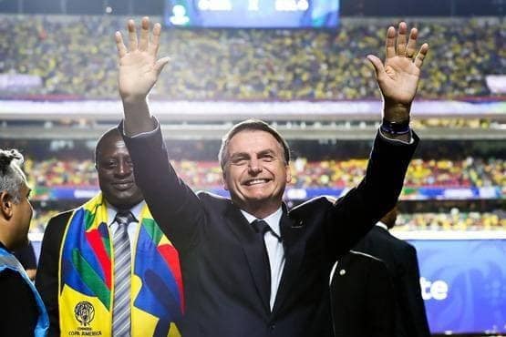 कोरोना पॉजिटिव ब्राजील के राष्ट्रपति को पक्षी ने काटा, खिला रहे थे चारा