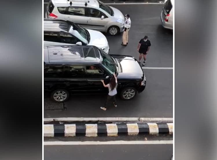 दूसरी महिला के साथ कार में था पति, बोनट पर चढ़ पत्नी ने किया हंगामा
