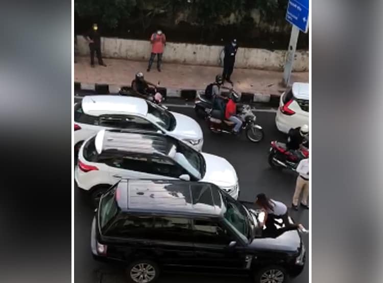दूसरी महिला के साथ कार में था पति, बोनट पर चढ़ पत्नी ने किया हंगामा