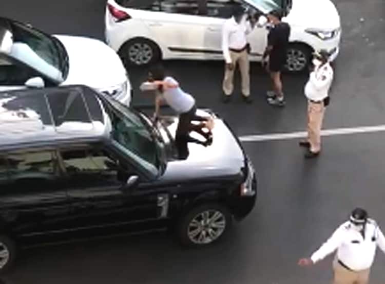 दूसरी महिला के साथ कार में था पति, बोनट पर चढ़ पत्नी ने किया हंगामा
