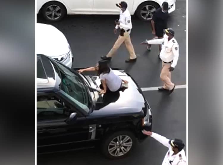 दूसरी महिला के साथ कार में था पति, बोनट पर चढ़ पत्नी ने किया हंगामा