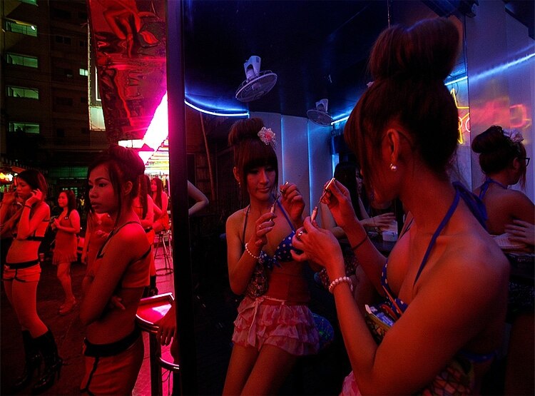 इन देशों में खुले रेड लाइट एरिया पर किसिंग और तेजी से सांस लेने पर बैन