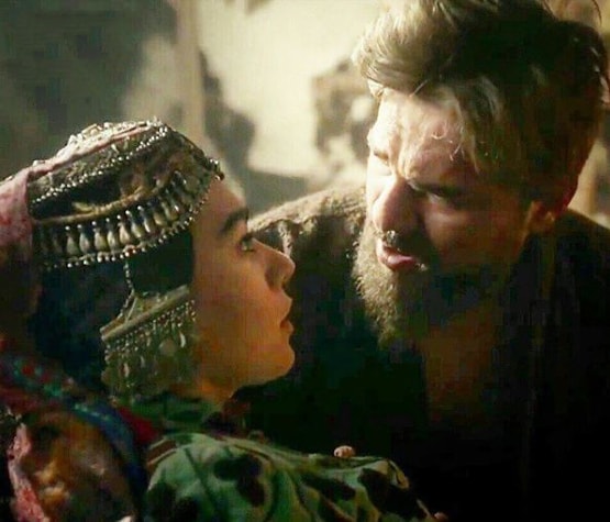 कौन है वो तुर्किश एक्ट्रेस, जिसके बिकिनी पहनने पर पाकिस्तान में मचा हंगामा