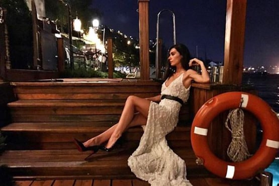 कौन है वो तुर्किश एक्ट्रेस, जिसके बिकिनी पहनने पर पाकिस्तान में मचा हंगामा