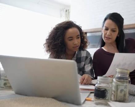 लॉकडाउन में खूब खुले डीमैट खाते, घर बैठे शेयर बाजार में लगा रहे थे दांव