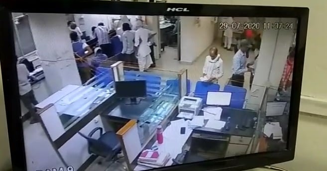 बैंक में मदद के नाम पर किसान से लूटे 42 हजार, CCTV में कैद वारदात