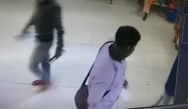 बैंक में मदद के नाम पर किसान से लूटे 42 हजार, CCTV में कैद वारदात