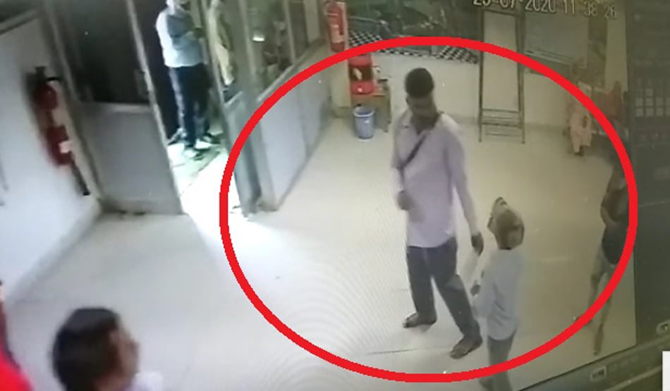 बैंक में मदद के नाम पर किसान से लूटे 42 हजार, CCTV में कैद वारदात