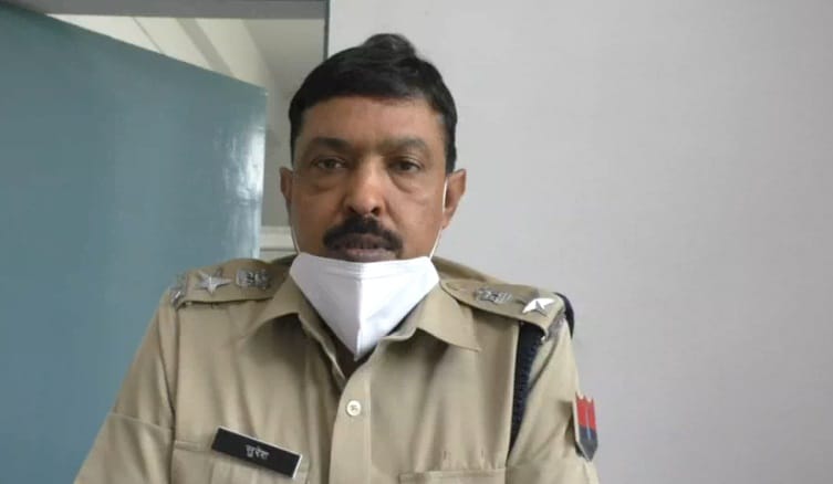 बैंक में मदद के नाम पर किसान से लूटे 42 हजार, CCTV में कैद वारदात