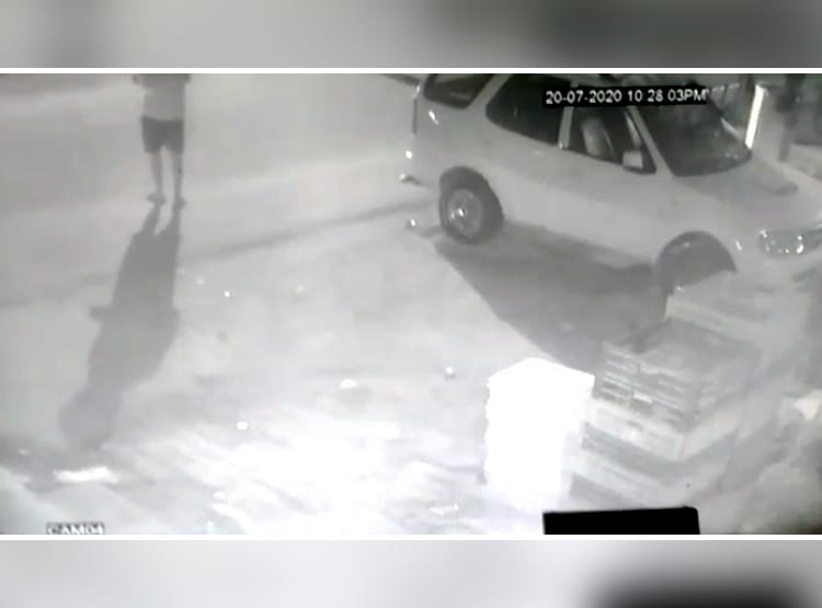 बेटियों के साथ बाइक से जा रहा था पत्रकार, बीच सड़क पर मारी गोली