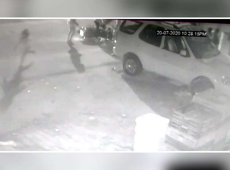 बेटियों के साथ बाइक से जा रहा था पत्रकार, बीच सड़क पर मारी गोली