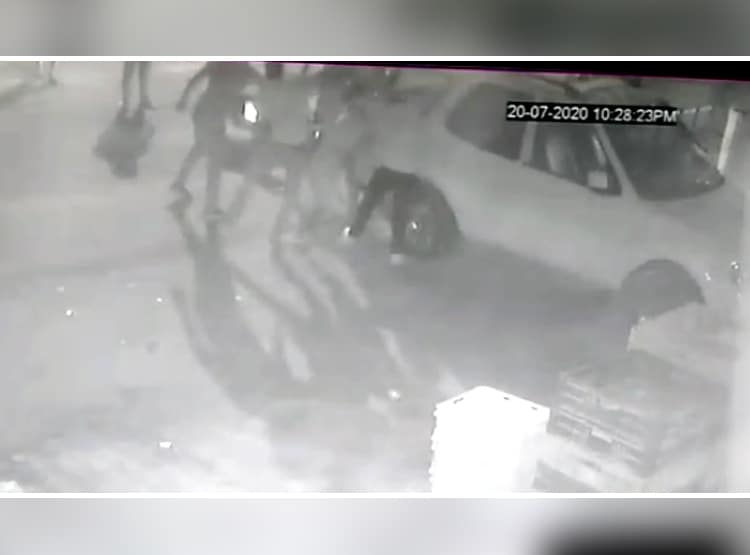 बेटियों के साथ बाइक से जा रहा था पत्रकार, बीच सड़क पर मारी गोली