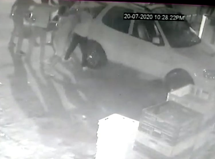 बेटियों के साथ बाइक से जा रहा था पत्रकार, बीच सड़क पर मारी गोली