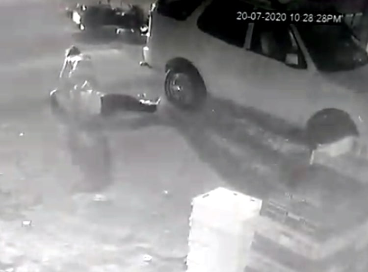 बेटियों के साथ बाइक से जा रहा था पत्रकार, बीच सड़क पर मारी गोली