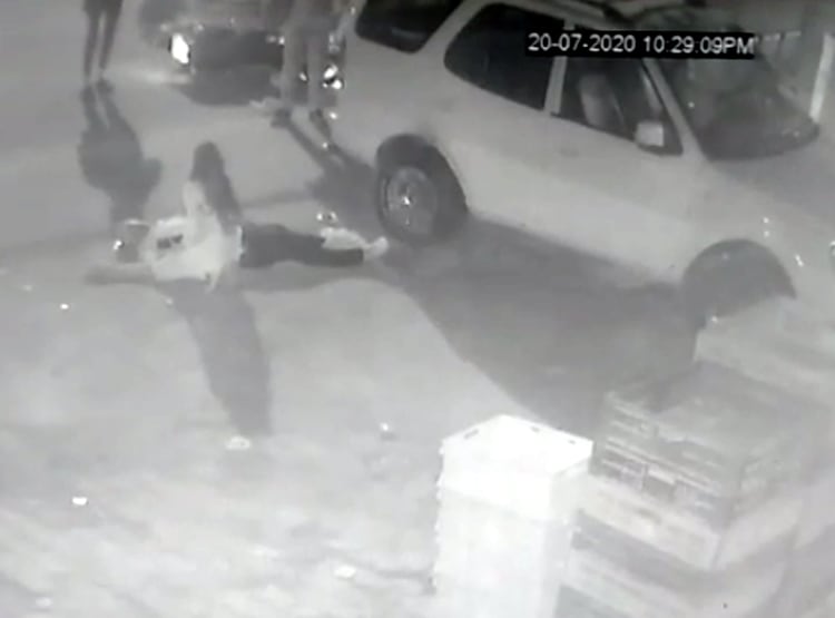 बेटियों के साथ बाइक से जा रहा था पत्रकार, बीच सड़क पर मारी गोली