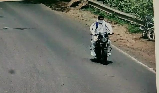 एंबुलेंस नहीं मिली, तो PPE किट पहन बाइक से अस्पताल पहुंचा कोरोना मरीज